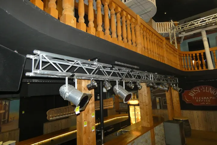 1x Traverse, 2-teilig, ohne Inhalt Maße in cm ca. 710 cm lang